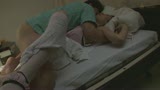 入院中看護師に写真モデルをお願いして、深夜に病室に来てもらい…病室のベッドでなし崩し的に嵌めまくり！20