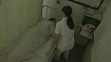 入院中、看護師に眠れないから少し話相手になってくれと…！夜勤の看護師さんは欲求不満で性欲を持て余している1