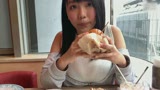 喫茶店の激辛ハンバーガーを夢中でパクパクする若さ溢れるHカップ爆乳美少女と撮影会テイで豪華ラブホで突き回し！4