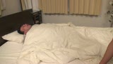 性欲が抑えられない熟女はバスタオル１枚で男を誘い快感を貪る濃厚セックス0