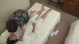 ビジネスホテルの熟女マッサージ師の前で勃起チ〇ポをセンズリして見せると…0