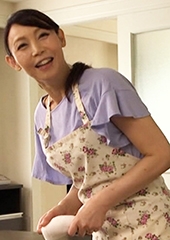 美し過ぎる美熟女ヘルパーさんのお尻に欲情して迫ってみると…欲求不満の熟女と濃厚セックス！