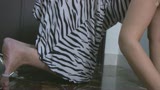 露出の激しい服で誘惑する淫乱痴熟女！回覧板を手に隣人のオヤジと玄関先で濃厚生嵌めSEX！1