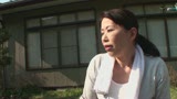 自然豊かな田舎暮らしの五十路熟女が寂しさ紛らすAV出演！裏山の竹藪で野外活動！青空の下で中出しSEX！3