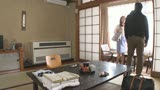 温泉旅館にて、寝てる旦那のすぐ横でスゴテクの悶絶オイルマッサージ。声が出せない状況でガマンできずに中出しセックスする寝取られ巨乳妻!13