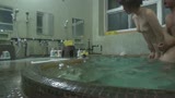 卑猥な音が露天風呂に響きわたる。26