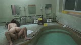 卑猥な音が露天風呂に響きわたる。28