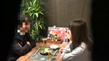 「おばさんを酔わせてどうするつもり？」若い男女で溢れ返る相席居酒屋で一人呑みしている熟女を狙い撃ちで口説いてお持ち帰り！寂しさと欲求不満が募った素人奥さんの乾いたカラダはよく濡れる！！VOL.2822