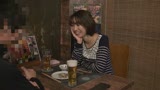 「おばさんを酔わせてどうするつもり？」若い男女で溢れ返る相席居酒屋で一人呑みしている熟女を狙い撃ちで口説いてお持ち帰り！寂しさと欲求不満が募った素人奥さんの乾いたカラダはよく濡れる！！VOL.4525