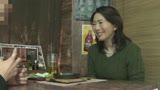 「おばさんを酔わせてどうするつもり？」若い男女で溢れ返る相席居酒屋で一人呑みしている熟女を狙い撃ちで口説いてお持ち帰り！寂しさと欲求不満が募った素人奥さんの乾いたカラダはよく濡れる！！VOL.22