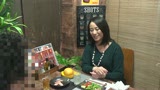 「おばさんを酔わせてどうするつもり？」若い男女で溢れ返る相席居酒屋で一人呑みしている熟女を狙い撃ちで口説いてお持ち帰り！寂しさと欲求不満が募った素人奥さんの乾いたカラダはよく濡れる！！VOL.55