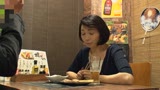 「おばさんを酔わせてどうするつもり？」若い男女で溢れ返る相席居酒屋で一人呑みしている熟女を狙い撃ちで口説いてお持ち帰り！寂しさと欲求不満が募った素人奥さんの乾いたカラダはよく濡れる！！VOL.2220