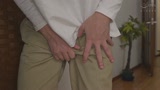 好みの配達員が来るとパンツを脱いでお出迎え！マ〇コを見せつけ誘惑する淫乱奥さん　森沢かな5