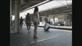 満員電車で痴漢されガニ股でイキ続ける痙攣女38