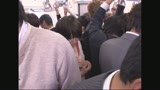 満員電車でデカ尻が丸出しになり直せない美女に「スカート下げてもらえませんか・・・」と言われたら222