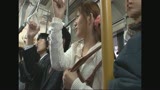 満員電車で痴漢されガニ股でイキ続ける痙攣女610