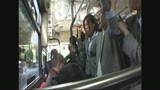 満員電車で痴漢されガニ股でイキ続ける痙攣女627