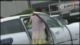 洗車場で身震いしながら我慢できず内股イキする美尻娘18