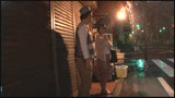 雨宿り中、濡れ尻を震わせながら視線を合わせてくる人妻は、キスした瞬かん巨根を求めだす。11