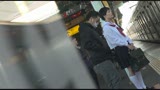 電車痴漢で「絶対イクもんか･･･」腰をひねり絶頂を拒み続ける女子校生の失禁がまん顔２27