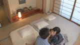 夫が隣にいるのに川の字で寝ている甥っ子のデカチンでのけ反りイキするくびれ人妻36