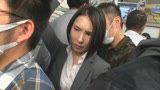 痴漢師のネチネチ手マンに屈服した女は周りにバレないこっそり挿入で何度も絶頂させられる0