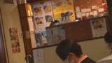 カフェ娘連鎖痴漢2 営業中の店内でイキ堕ちた言いなり店員を利用する数珠つなぎ痴漢計画32