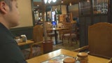 カフェ娘連鎖痴漢3 営業中の店内でイキ堕ちた言いなり店員を利用する数珠つなぎ痴漢計画30