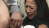 旦那が寝ている横で部下の若い男にイカされる熟女妻14