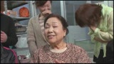お願いすると実はこっそりヤらせてくれる女将さん5