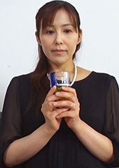 夫の会社の元部下と遺影の前で無理●り抱かれてイキまくる寝取られ未亡人の悲しき性…！