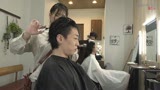 【ネトラレ】夫婦で営む美容室の奥さんが巨乳を押し当てて誘ってくるので旦那にバレないようにチンコ挿れちゃいました23