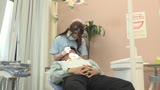 歯科助手のキレイなおばさんがわざとらしくデカ乳を押し付けてくるので白衣のままハメたい(2)8