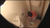 花火大会の仮設トイレでアナルもオマ○コも全開！声を押し殺し指だけでピチャピチャイク事に没頭するオナニー姿を勝手に一部始終盗撮させていただきました。19