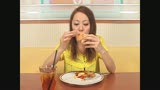 お食事中に顔射して食ザー食事している女に大量ザーメンぶっかけたい！6