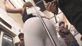 地下鉄の車内で見つけたポールがケツにメリ込むデカ尻スパッツ女子0