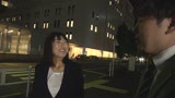 女上司と出張したらトラブルで相部屋になりボッキした部下は…「やめなさい、クビになるわよ！」20