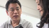 熟妻ドラマ 不動産屋のオッサンに恥部を吸われる清楚妻夫の同級生は欲情する奥さんの小便浴びまくる！21