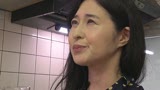 熟妻ドラマ 不動産屋のオッサンに恥部を吸われる清楚妻夫の同級生は欲情する奥さんの小便浴びまくる！3