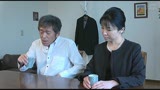 五十路妻 濃厚 接吻ドラマ 奥さんの秘め事を覗いてしまったクリーニング屋は…夫の法要の夜、義父に中出しされた大阪の嫁21