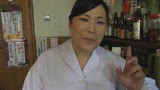 街の洋食屋と中華料理屋のおっかさんがAVデビュー！美味しいのはどっち？ 柚木しほ 50歳 三峰かずこ 48歳2