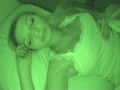 ホームステイ先の金髪美女の寝込みを襲いわいせつな行為をする日本人留学生の投稿映像　SCR-07313