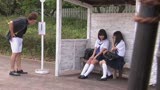 田舎のバス停にいるウブな女子校生に、ぱつんぱつんパンツのモコッリチ○コを見せつけたら、こっそりチラ見してきた！3