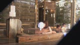 温泉街で見つけた大学卒業旅行中の友達同士の男女が「混浴モニター体験」初めて見せ合う全裸姿に友達同士は入浴中に火が付くまで何分？12