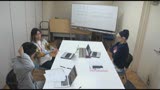 SOD女子社員　最年少宣伝部 入社２年目　加藤ももか(２１)　壁の向こうには仕事中の同僚たちが！　社内でこっそりＡＶ撮影　人生初！３Ｐ＆会議中ＳＥＸ1