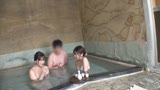 熱海温泉で見つけた素人女子大生さん！タオル一枚童貞君と男湯に入ってみませんか？興奮で勃起が収まらない悩めるち〇ぽを優しく洗っておま〇こちゃん2人でハーレム筆おろしSPECIAL！28