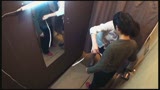 【密室カメラ】｢本当にヤメてください…///｣試着室で人妻/熟女店員に勃起チ●ポを見せると…5
